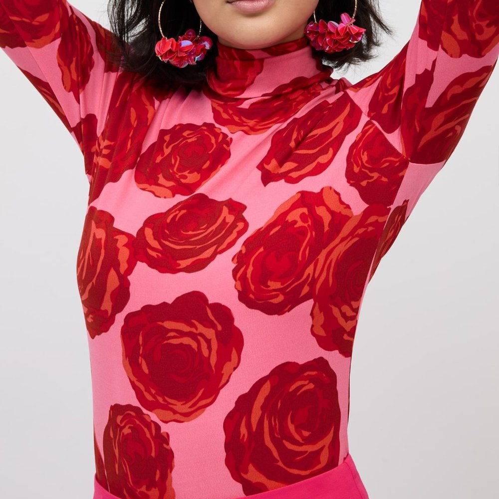 Beautiful New Rose-Print Turtleneck Knit Top (Pink Desire) PLUS a free gift!